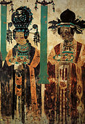 Dames originaires de Hotan, bouddhistes donatrices. À leur gauche (hors champ) une dame ouïgoure. Dunhuang, grotte 61 de Yulin, Xe siècle. Cinq dynasties[19].