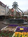 Kirchheim Marktplatzbrunnen mit Osterschmuck