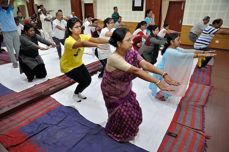 File:Knee Movement - Loosening Practice - International Day of Yoga Celebration - NCSM - Kolkata 2015-06-21 7310.JPG