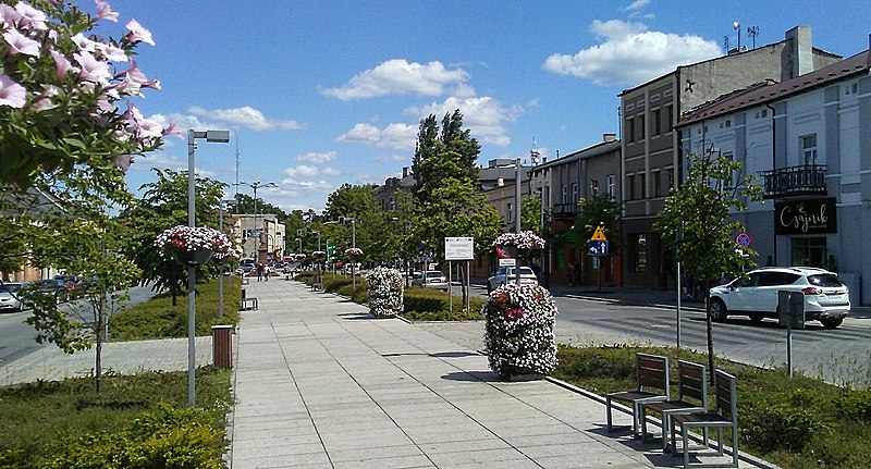 File:Kościuszko Square in Tomaszów Mazowiecki, central passage.jpg