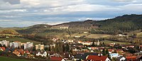 Čeština: Pohled z vyhlídky "Pod Cvrčkovem" na Prachatice a lom na Kobylí hoře. Prachatice, jižní Čechy. English: View from the viewpoint "Pod Cvrčkovem" on Prachatice and the stone quarry on Kobylí hill, South Bohemian Region, Czechia.