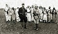 Kurmay Binbaşı Mustafa Kemal, Mücahit Bedevi Kuvvetleri önünde emirlerini yazdırırken.jpg