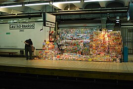 Linea A, kiosco de diarios en la estacion Castro Barros (Buenos Aires, diciembre 2008).jpg