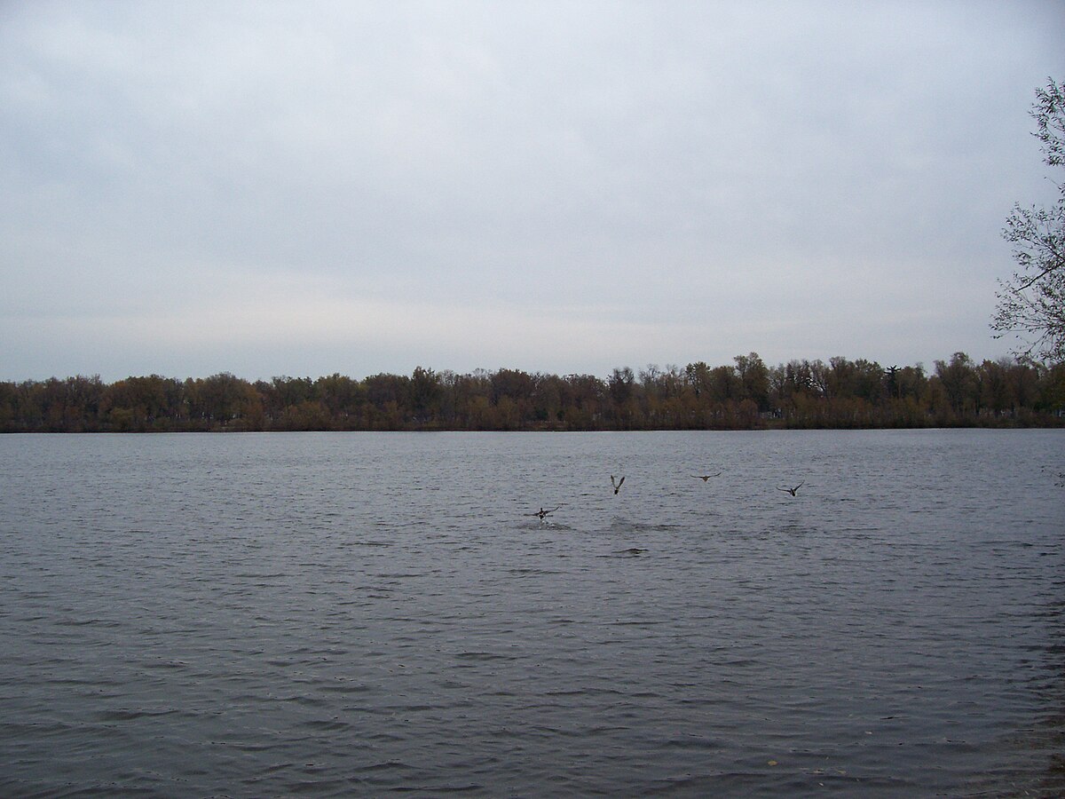 Crack forming on the very thin Ice of big Lake Butte des Morts