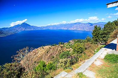 Jezero Atitlan in vulkani z vzhoda