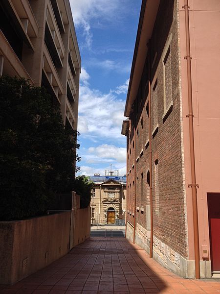 File:Lane off William Street, Brisbane 01.jpg