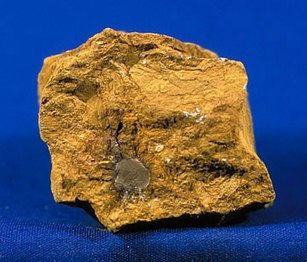 Limonitul este o argilă care conține oxid de fier, care dă culoarea pigmentului siena.