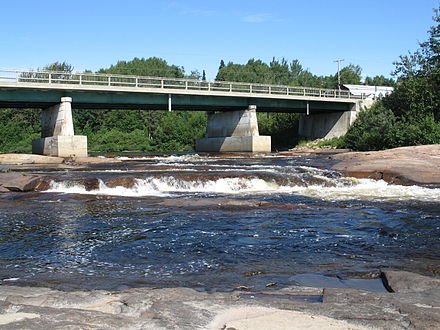 Route 138 bridge spanning the Portneuf River in the village of Longue-Rive