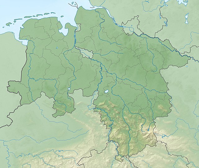 Mapa konturowa Dolnej Saksonii, blisko centrum u góry znajduje się punkt z opisem „miejsce bitwy”