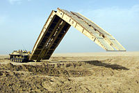 Puente de aterrizaje de vehículos blindados M60A1.jpg