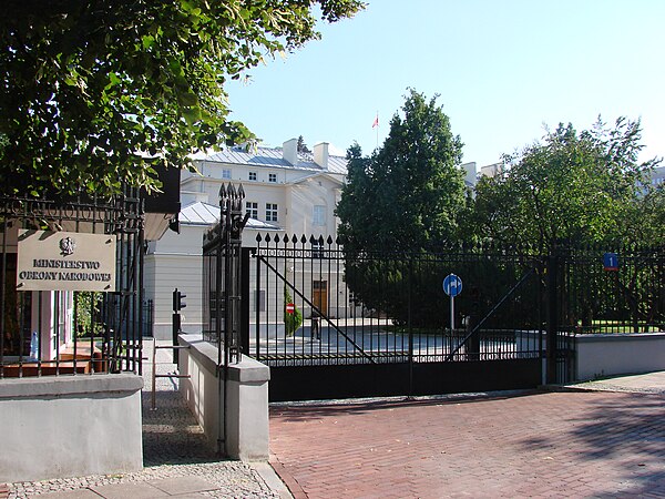 The main gate to the Ministry of National Defence complex on Klonowa Street.