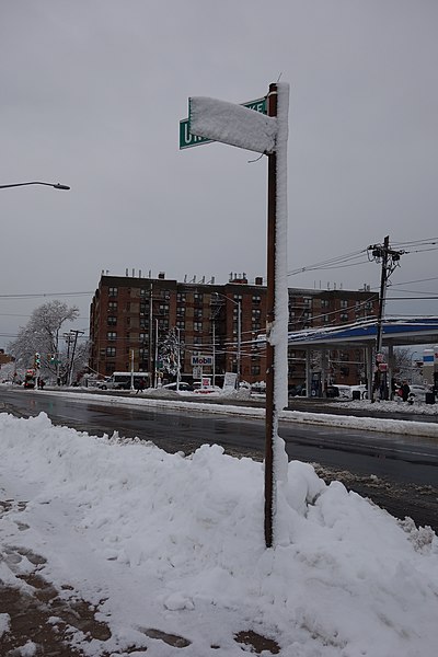 File:MTA Union Tpke and 164 St 71.jpg