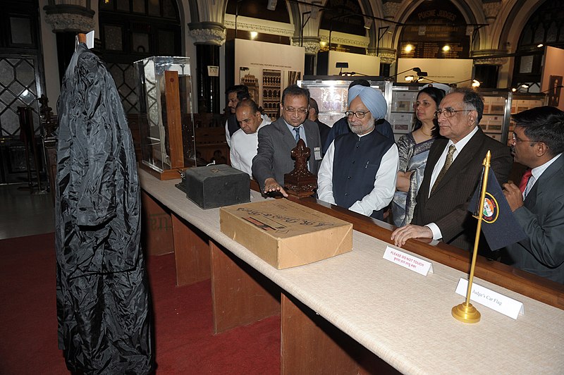 File:Manmohan Singh going round the exhibition on the History and Heritage of the Bombay High Court, during the concluding function of the Sesquicentennial celebrations of the Bombay High Court (2).jpg