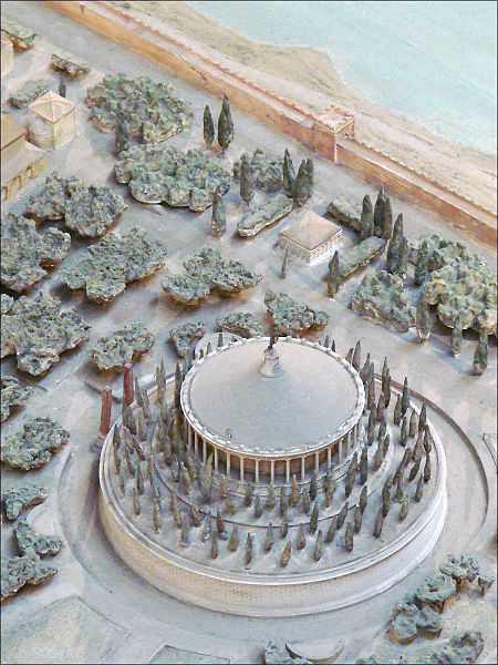 File:Maquette du mausolée dAuguste (musée de la civilisation romaine, Rome) (5911811980).jpg