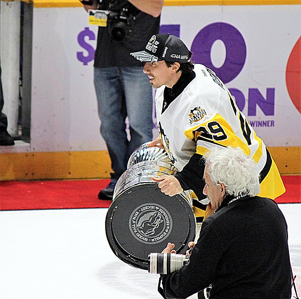 File:Marc-Andre Fleury with Stanley Cup 2017-06-11 1.jpg