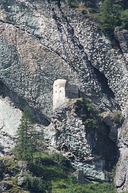 Ruinen der Burg Marmels in der Nähe von Marmorrera