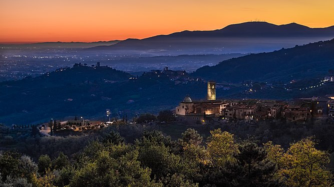 Centro storico di Massa (PT) al tramonto Autore: Claudio Minghi Licensing: CC BY-SA 4.0