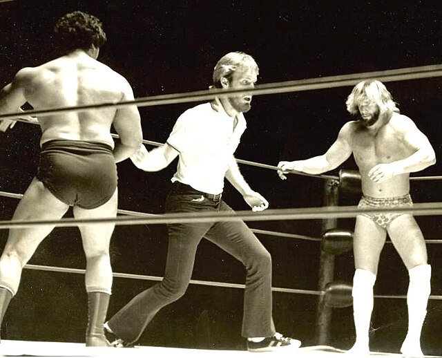 Savage (right) prepares to face off against Roberto Soto in a match held in Macon, Georgia, on August 23, 1977.