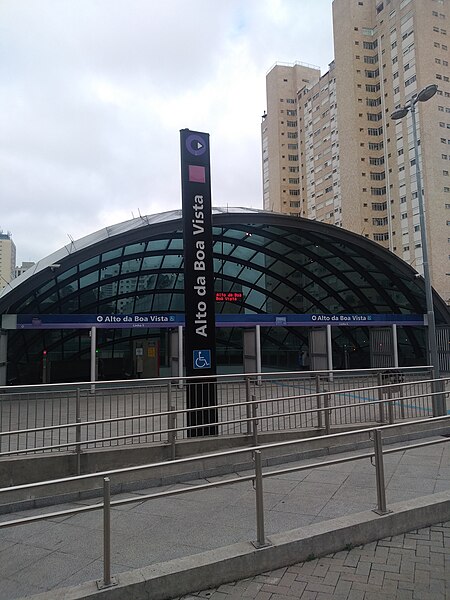 File:Metrô Alto da Boa Vista • cúpula de entrada com totem.jpg