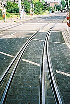 Ceļa pinums ielas sašaurinājumā tramvajam
