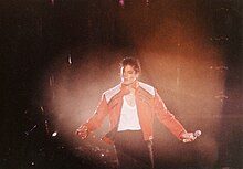 Michael Jackson mentre interpreta Beat It dal vivo durante il Dangerous World Tour a Monza, Italia il 6 luglio 1992