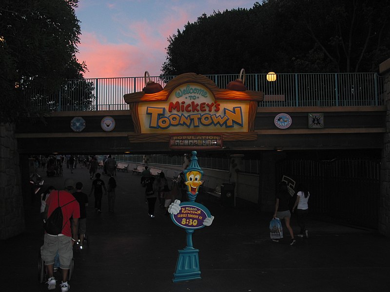 File:Mickey's Toon Town Entrance at Dusk - panoramio.jpg