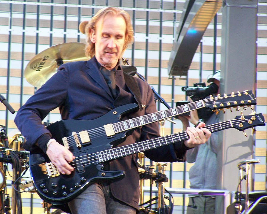 Michael mike. Genesis Mike Rutherford. Майк Резерфорд Genesis. Michael John Cleote Crawford Rutherford Genesis. Майк Резерфорд гитара.