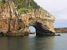 Arco natural en la costa de la isla de Miquelón