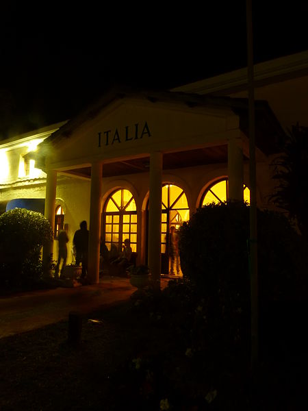 File:Misiones - Oberá - Parque de las Naciones - Casa típica de la colectividad italiana en la noche.JPG