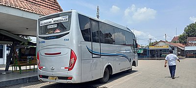 Moda bus perintis milik Perum DAMRI cabang Surabaya berbodi Trisakti Legend trayek Mojoagung – Wonosalam terparkir di peron Terminal Mojoagung, 13 Maret 2022.