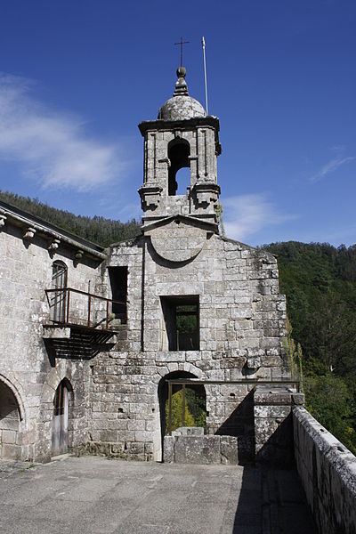 File:Monasterio de Caaveiro, campanario iglesia Sta. Isabel, más arriba.jpg