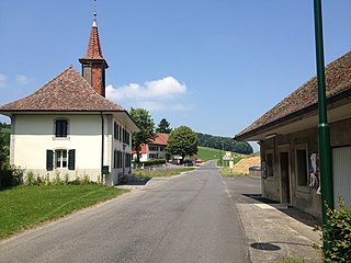 <span class="mw-page-title-main">Montaubion-Chardonney</span> Former municipality in Vaud, Switzerland