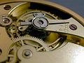 Meccanismo a bilanciere in un orologio da polso meccanico