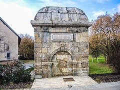 Monument over springvandet Sainte-Marie.jpg