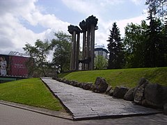 Rampa que levam ao Monumento aos Heróis da Terra de Białystok, localizado no parque Central