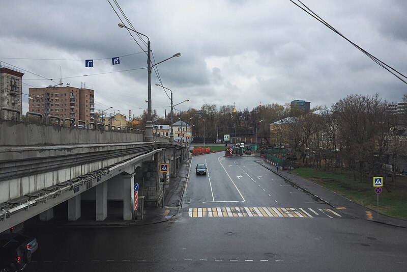 File:Moscow, western ramp of Novospassky Bridge (30302701853).jpg