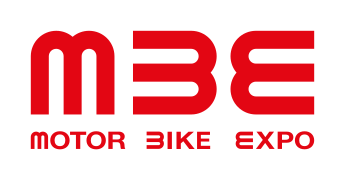 Motor Bike Expo (it), logo « MBE », où le même glyphe se répète dans trois orientations.