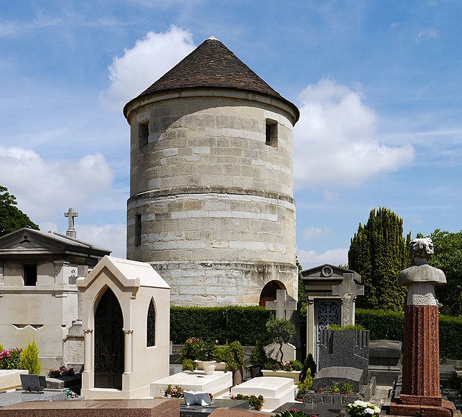 File:Moulin de la Charité - Cimetière du Montparnasse - Paris - 04.jpg