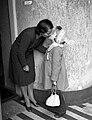 Nő és gyerek, 1945 Budapest. Fortepan 72970.jpg