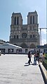 Vue de la cathédrale Notre-Dame de Paris de l'avant, depuis son parvis.
