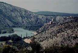 Lägre Neretvadalen - bilden tagen bakom Počiteljs murar, med utsikt mot norr, och uppströms mot Počiteljs samhälle och dess citadell, i närheten av Mostar.