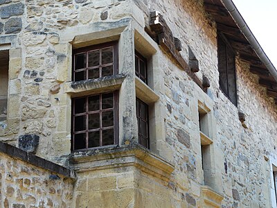 Eckfenster an einem Haus im Ortskern