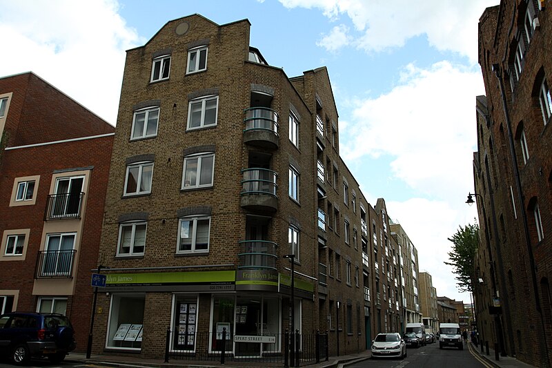 File:Narrow street in London Borough of Tower Hamlets during Themes Path, spring 2013 (1).jpg