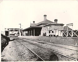 Newtown Railway Station: Bakgrund, Historia, Trafik