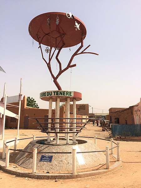 File:Niger, Agadez (20), Arbre du Ténéré, replica.jpg