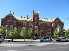 North Terrace dell'Università di Adelaide in stile Tudor vittoriano