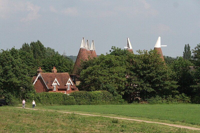 File:Oast House at Broadwater Farm, Broadwater Road, West Malling - geograph.org.uk - 5795494.jpg