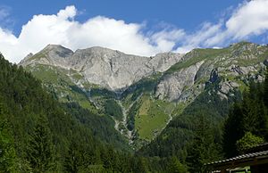 Ochsenbug with wooden wall and Hintereggkogel (from left to right) from the south