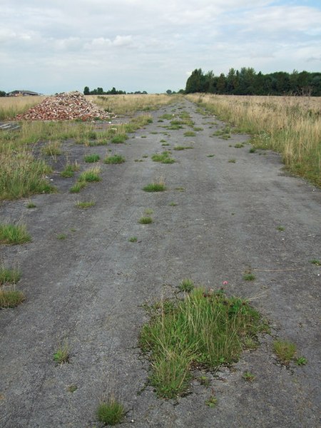 File:Old Taxiway at Goxhill Airfield - geograph.org.uk - 922166.jpg