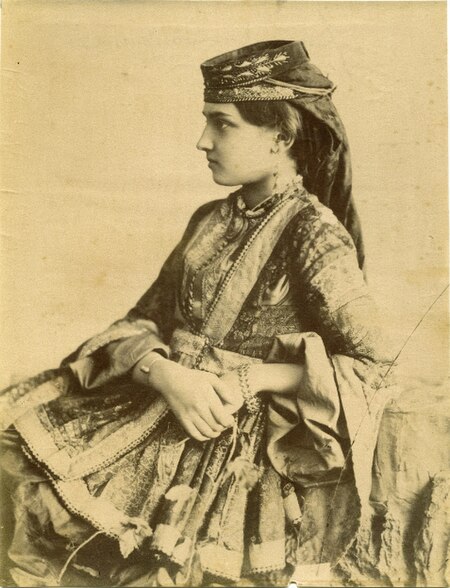 Fail:Orden F. Azerbaijani woman from Baku in national costume, circa 1890s.jpg
